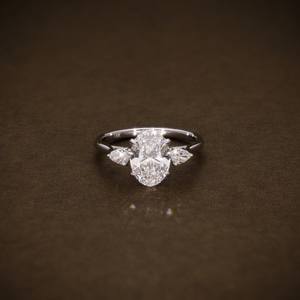 Bague de fiançailles en diamant de laboratoire ovale à trois pierres, avec diamants en forme de poire sur les côtés, certifiée IGI, bijoux fins - Product Image 1