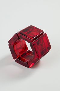 Brazalete de Resina de Lujo Moderno, Elaborado con Elementos Decorativos Distintivos, Joyería Premium para Consumidores Conscientes de las Tendencias - Product Image 2