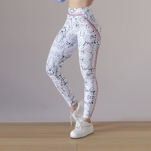 Leggings de yoga mi-longs personnalisés pour femmes, imprimés par sublimation, sans couture, pour la gym, le fitness, l'entraînement, la course, le sport, tricotés pour l'été - Product Image 3