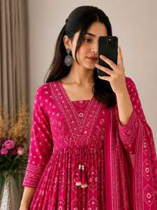 Ensemble de robe Anarkali Mul Chanderi de qualité supérieure pour femmes, avec de magnifiques broderies dorées et un bas assorti. - Product Image 4