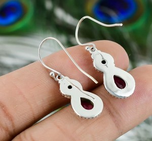 Boucles d'oreilles pendantes en argent sterling 925 faites à la main avec deux pierres précieuses rouge et verte, rubis et péridot, style vintage bohème pour femme - Product Image 6