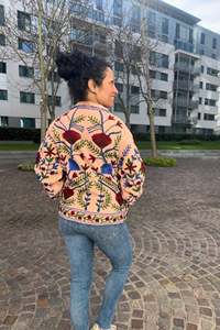 เสื้อแจ็คเก็ตผ้าแคนวาสลายดอกไม้สีชมพูสำหรับผู้หญิง ปักลายสวยงาม เป็นมิตรกับสิ่งแวดล้อม แขนยาว คอทรงโอ เหมาะสำหรับฤดูหนาว/ฤดูใบไม้ร่วง ให้ลุคที่น่าทึ่ง 100% - Product Image 3