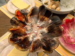 Ciotola in resina di alta gamma con motivo a spirale multicolore, realizzata per essere utilizzata come centrotavola decorativo in spazi abitativi di lusso. - Product Image 4