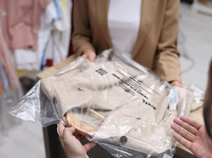 ถุงเสื้อยืดย่อยสลายได้ทางชีวภาพ ยี่ห้อ UKHI พร้อมการพิมพ์เฟล็กโซ ปิดผนึกด้วยความร้อน วัสดุ PE/PBAT ปรับแต่งได้ อุปกรณ์เสริมแฟชั่น - Product Image 6
