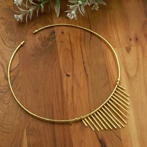 Collier ras du cou artisanal en laiton plaqué or avec franges et pointes martelées, vente en gros - Product Image 5
