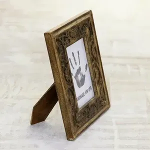 Cadre photo en bois élégant et artisanal, conçu pour une décoration intérieure raffinée, construction solide avec des découpes de style vintage. - Product Image 1