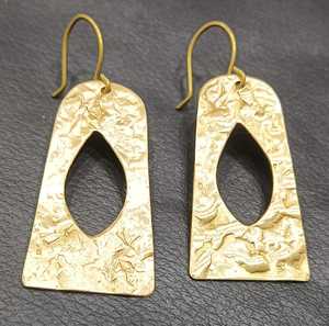 Boucles d'oreilles pendantes martelées en laiton finition antique, faites à la main, tendance, pour femmes, fournisseur indien, disponibles à la vente pour le bureau - Product Image 2