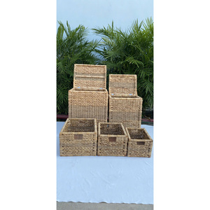 Coffre de rangement artisanal en jacinthe d'eau de qualité supérieure avec couvercle en jonc coloré, plateau décoratif rectangulaire, paniers tissés du Vietnam - Product Image 1