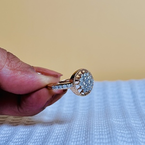 Anillo de compromiso de estilo romántico para mujer, de oro rosa de 14 quilates, con diamantes naturales de talla brillante redonda, rellenos de color blanco H - Product Image 2