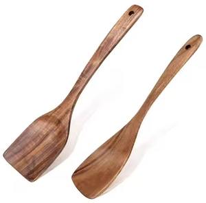 Cuillère de service traditionnelle en bois pour la cuisine et les repas en famille - Product Image 1
