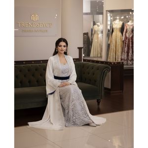 Ensemble Abaya Bisht Blanc de Luxe |   Cardigan ouvert et robe intérieure brodés argentés |   Kaftan de mariage arabe avec poignets à franges en cristal - Product Image 4