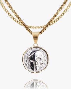 Colgante de Lujo Chapado en Rodio Tono Oro con Medallón de Casco Espartano y Calavera, con Moissanita y Cadena en Capas - Product Image 2