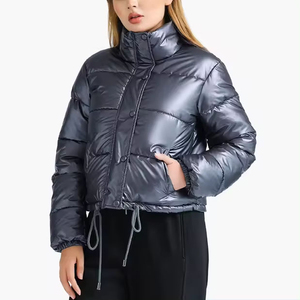 Chaqueta acolchada corta de invierno con diseño personalizado, brillante, con cuello alto y cremallera, a prueba de viento, para mujer. - Product Image 2