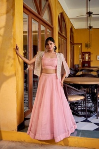Nueva Colección de Bodas Contemporáneas: Lehenga Indio-Pakistaní Allnen Crush, Lehenga Lisa Cosida con Blusa y Conjunto Koti Bordado - Product Image 2
