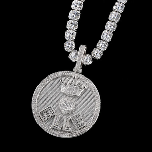 Pendentif rond grand format personnalisé en forme de cœur couronné, entièrement pavé de moissanite argentée, avec lettre 3D, bijou de couleur blanc et jaune, style 'iced crown heart pen' - Product Image 5