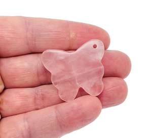 Pendentif Papillon en Quartz Rose Naturel, Trou Perforé, Pierre Précieuse Rose Polie, Breloque Papillon pour la Fabrication de Bijoux, Vente en Gros - Product Image 1