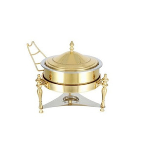 Plat à chafing dish élégant finition or sur un support orné à trois pieds avec couvercle en dôme assorti, parfait pour les buffets et les mariages. - Product Image 1