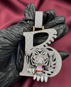 จี้เพชรโมอิสซาไนต์รูปหน้าเสือประดับอักษร B แบบฮิปฮอป  ตัวอักษรย่อ  ทำจากเงินแท้ 925  เครื่องประดับจี้และชาร์มคุณภาพสูง - Product Image 4