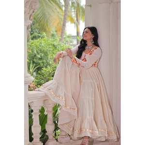 Vestido Elegante Estilo A-Line para Navratri, con Bordado Multihilo, Estampado Floral Hecho a Mano, Cintura Imperio, Escote Redondo - Product Image 5