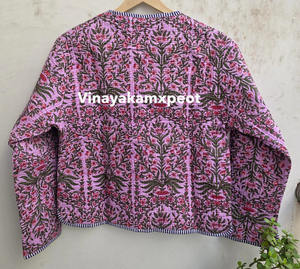 Veste matelassée réversible en tricot à motif floral rose, faite à la main, en coton Kantha, pour femme, longueur standard, écologique et respirante - Product Image 3