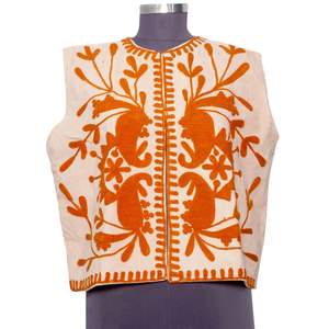 Chaleco Bordado Floral Único, Ecológico, para Invierno, Forro Cómodo, Chaqueta de Algodón Suzani de Inspiración Vintage para Mujer - Product Image 1