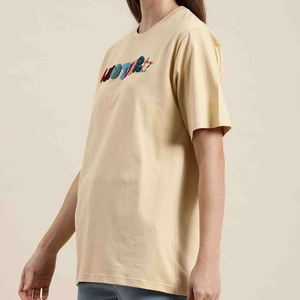Camiseta Gráfica Personalizada con Parche de Toalla, Algodón Pesado 270GSM, Hombros Caídos, Estilo Urbano - Product Image 3