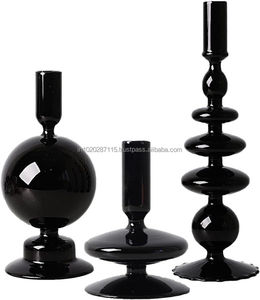 Elegante candelabro de hierro negro con detalles intrincados y diseño tradicional para la decoración de eventos festivos - Product Image 1