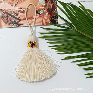 Pendentif décoratif en coton fait main avec pompons et perles, style bohème, thème plantes/fleurs, décoration murale pour entrée de maison ou porte. - Product Image 2