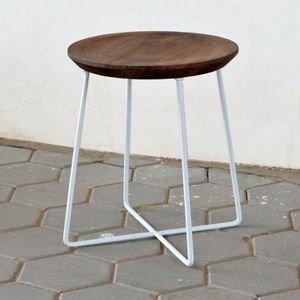 Taburete artístico de madera y hierro con detalles acabados a mano y una estructura de hierro industrial resistente. - Product Image 3