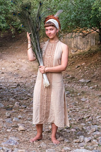 Robe longue artisanale en coton Khadi avec imprimé géométrique tribal, style bohème, sans manches, col halter, avec fente latérale - Product Image 6