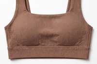 Ensemble soutien-gorge de sport côtelé sans couture antibactérien à dos nageur et maintien élevé, col en V profond, et short taille haute pour femme, avec logo frontal, couleur olive