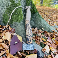Hache Viking Artisanale avec Lame en Acier Carbone, Design à Dos Plat, Manche en Bois de Frêne Gravé, Fourreau en Cuir, Lame de 5 Pouces