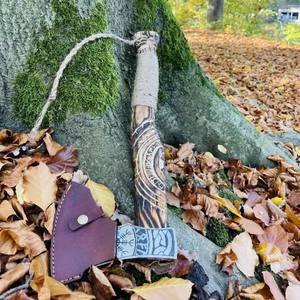 Hacha Vikinga Hecha a Mano con Mango de Madera de Fresno Grabado y Funda de Cuero con Grabado en la Cabeza - Product Image 4