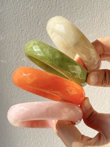กำไลข้อมือเรซิ่นน้ำหนักเบาทันสมัย งานแฮนด์เมด ดีไซน์สีสันทันสมัย เครื่องประดับตกแต่งสำหรับผู้หญิง เหมาะสำหรับใช้เป็นของแจก - Product Image 6