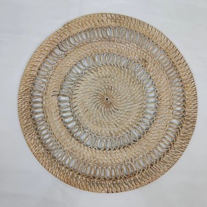 Grand set de table rond en rotin, idéal pour servir des plats chauds, des bols, des casseroles et protéger la table, fabriqué à la main en Inde - Product Image 1