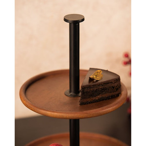 Support à gâteau moderne à deux niveaux en bois, avec des plateaux en bois naturel riche, une tige centrale en métal noir élégante et une poignée plate pour le service - Product Image 3