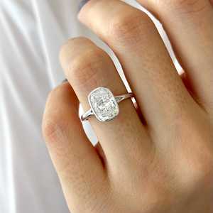 Bague de fiançailles en or blanc 14 carats à double sangle, sertie d'un diamant de laboratoire coussin allongé de 3 carats, style Art Déco, certifiée IGI - Product Image 5
