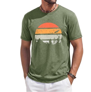 Camiseta de Manga Corta Verde Oliva para Hombre con Estampado de Bosque al Atardecer, Cuello Redondo Informal, Corte Regular, Camiseta de Jersey de Algodón - Product Image 1