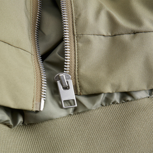 Blouson bomber en satin vert olive de qualité supérieure pour femme, col montant, fermeture éclair, coupe courte, coupe-vent, manteau de printemps OEM - Product Image 6