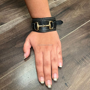 Venta al por mayor 2025 último tono plateado broca de caballo Hardware con hebilla de pasador ajustable pulsera de cuero de vaca ancha joyería para Unisex - Product Image 5