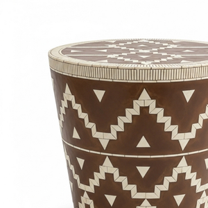 Table d'appoint artisanale en émail et incrustations adhésives, motif tribal géométrique, tabouret d'appoint pour salon, chambre, école, appartement - Product Image 3
