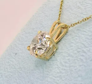 Colgante Solitario de Moissanita Redonda Brillante de 4.00 Ct G VS1, Chapado en Oro con Cadena de Plata 925 de 18 Pulgadas para Mujer - Product Image 2