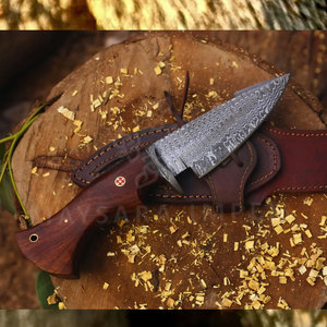 Couteau de chasse artisanal en acier Damas avec manche en bois de rose de qualité supérieure et étui en cuir – Outil de survie extérieur ultra-affûté - Product Image 5
