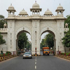 Arco de Entrada Islámico Retráctil Hecho a Mano con Mármol, Corona de Media Luna, Tallado en Relieve Tradicional, Duradero para Patio Exterior - Product Image 1