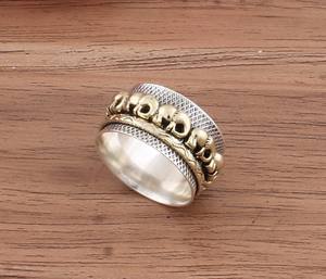 Bague élégante en argent sterling avec éléphant minimaliste, petite bague d'animal, empilable, classique pour femmes, bijoux de fête et de tous les jours - Product Image 3