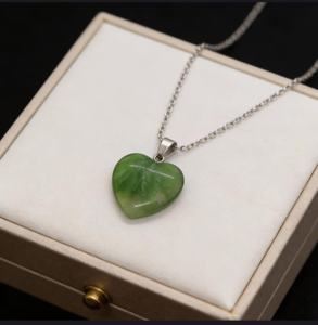 Collar de Fluorita Verde en Forma de Corazón, Bola de Cristal Natural Pulido, Gema Impermeable, Piedra Semipreciosa para Sanación - Product Image 1