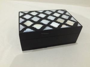 กล่องใส่เครื่องประดับทรงสี่เหลี่ยมผืนผ้าสีดำและสีขาว งานฝีมือแฟชั่นคุณภาพสูง ประดับด้วยเรซิ่นขัดเงา เหมาะสำหรับเป็นของขวัญและของตกแต่งบ้าน - Product Image 5