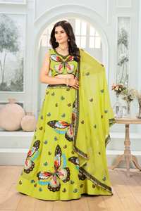 Lehenga Choli de seda Chinon con lentejuelas y bordado Zari, cuello redondo, cintura de princesa, manga corta, largo hasta el suelo, silueta imperio, con borlas - Product Image 5