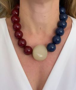 Collier artisanal en résine avec perles orange irrégulières, bijou statement au design artisanal - Product Image 4