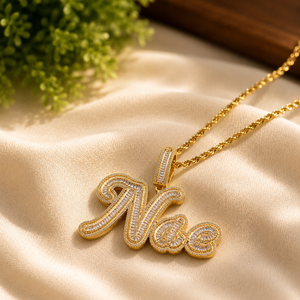 Collier Pendentif Lettre Personnalisé Sertie de Moissanite et Diamants Baguette, Breloque Prénom Unisexe - Product Image 3